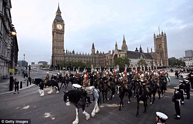 Các kỵ sĩ cưỡi ngựa băng qua quảng trường tháp Big Ben trong buổi diễn tập chuẩn bị cho lễ chúc mừng 60 năm trị vì của Nữ hoàng Elizabeth. Các kỵ sĩ cưỡi ngựa băng qua quảng trường tháp Big Ben trong buổi diễn tập chuẩn bị cho lễ chúc mừng 60 năm trị vì của Nữ hoàng Elizabeth.