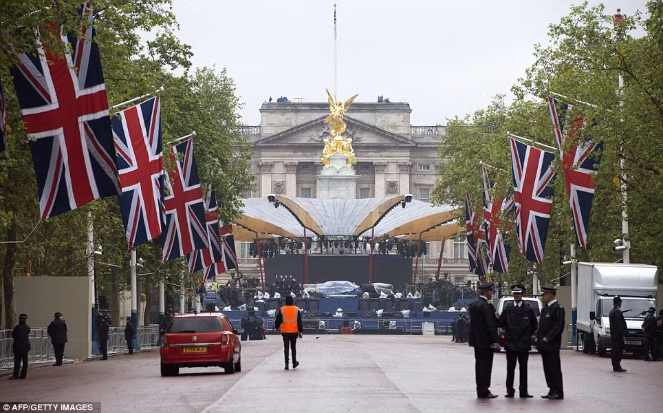 Sân khấu dành cho một buổi hòa nhạc trong ngày 4/6 ở gần điện Buckingham