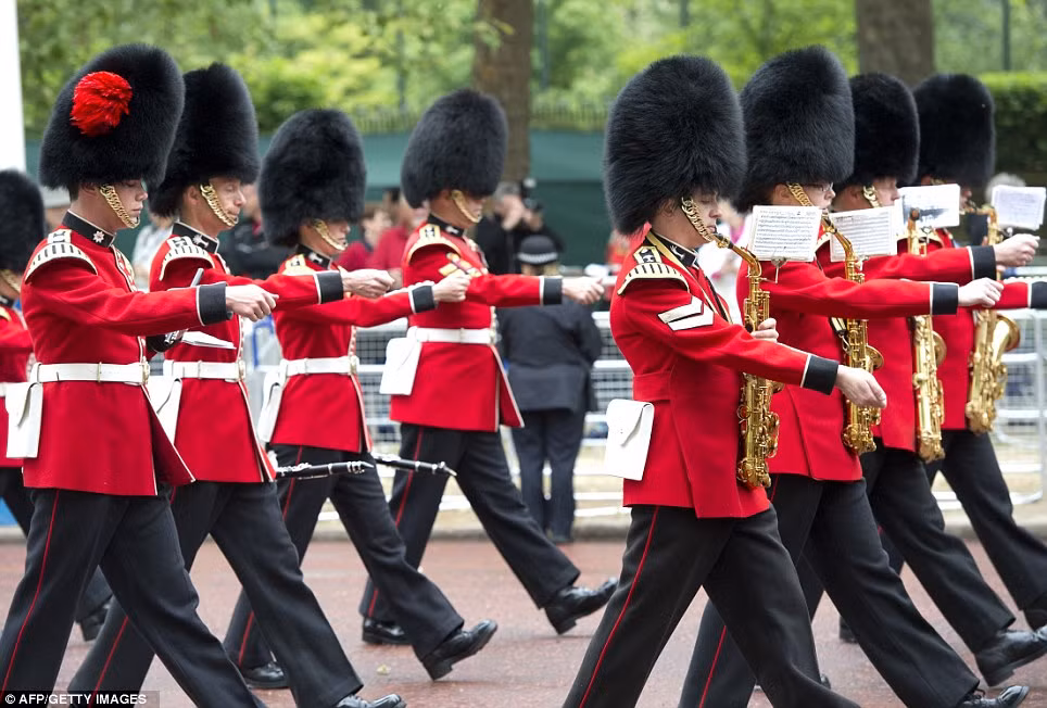 Diễn tập diễu binh trước điện Buckingham