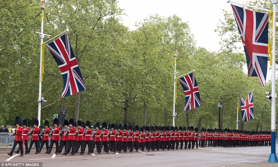 Diễn tập diễu binh trước điện Buckingham