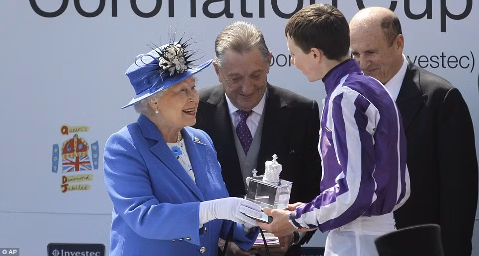 Nữ hoàng chúc mừng Jockey Joseph O'Brien