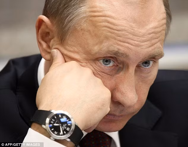 Tổng thống Putin đeo chiếc đồng hồ Aqua Lung khi tham dự Diễn đàn Kinh tế Thế giới tại Davos trong năm 2009. Tổng thống Putin đeo chiếc đồng hồ Aqua Lung khi tham dự Diễn đàn Kinh tế Thế giới tại Davos trong năm 2009.