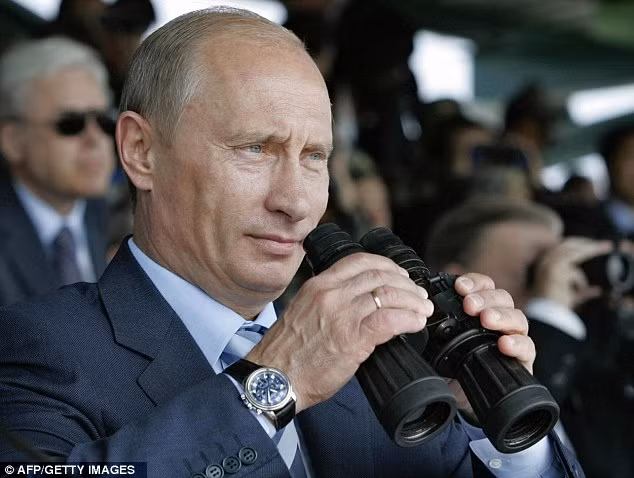Tổng thống Putin đeo chiếc Flyback trị giá 10.000 USD trong năm 2007. Tổng thống Putin đeo chiếc Flyback trị giá 10.000 USD trong năm 2007.