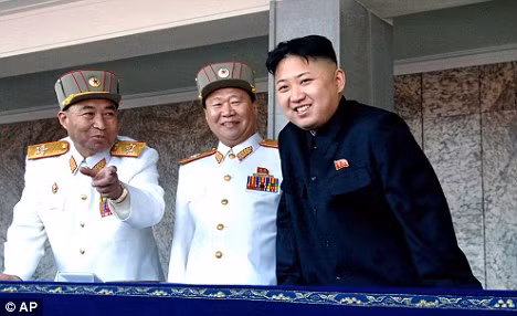Tướng Ri Yong-ho (trái) và nhà lãnh đạo Triều Tiên Kim Jong-un (phải)