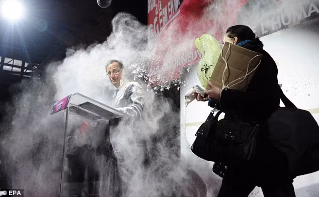 Ông Francois Hollande, ứng cử viên tranh cử Tổng thống 2012 của Đảng Xã hội Pháp bị một người biểu tình ném bột mì