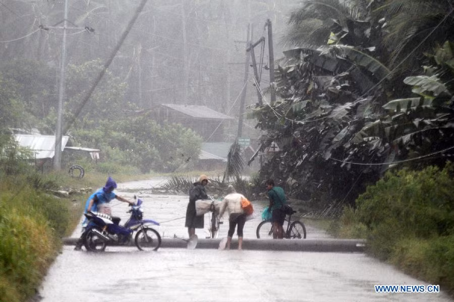 Bão Bopha quật đổ cột điện ở thành phố Tagum, miền nam Philippines hôm 4/12. Bão Bopha quật đổ cột điện ở thành phố Tagum, miền nam Philippines hôm 4/12.