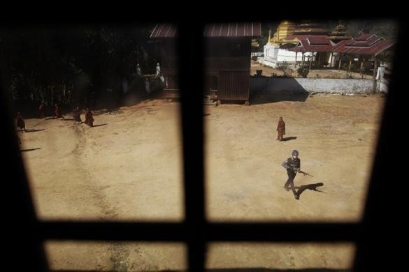 Cảnh sát bảo vệ ngôi chùa, nơi người dân địa phương có thể tới gặp gỡ đại diện của LHQ về ma túy và tội phạm (UNODC) và cảnh sát Mayanmar tại làng Char Kyauk Ka, thuộc khu vực vùng núi của bang Shan ngày 26/1/2012.