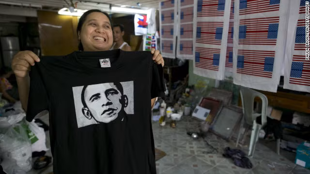 Một phụ nữ Myanmar khoe chiếc áo mang hình Tổng thống Mỹ Barack Obama. Một phụ nữ Myanmar khoe chiếc áo mang hình Tổng thống Mỹ Barack Obama.