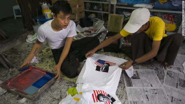 Những chiếc áo mang hình Tổng thống Obama đang bán rất chạy tại Myanmar. Những chiếc áo mang hình Tổng thống Obama đang bán rất chạy tại Myanmar.