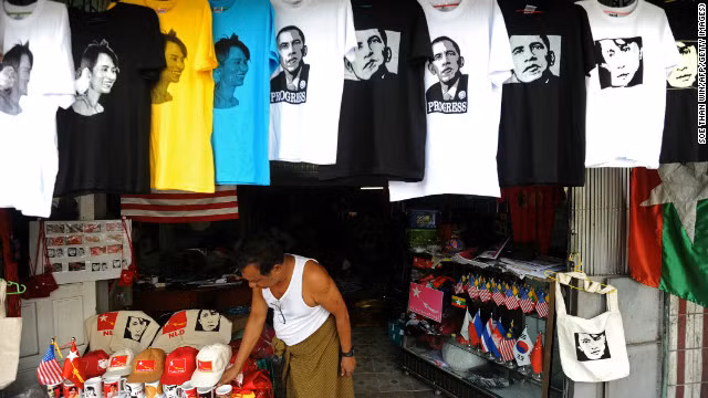 Những món lưu niệm mang hình Tổng thống Obama và bà Suu Kyi được treo xen lẫn. Những món lưu niệm mang hình Tổng thống Obama và bà Suu Kyi được treo xen lẫn.