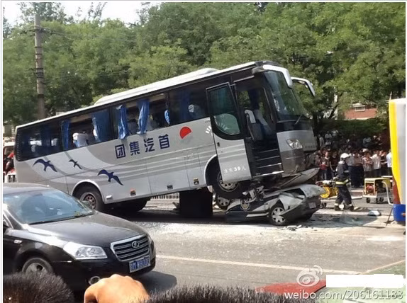 Chiếc xe bus đè lên chiếc xe cảnh sát sau vụ va chạm. Chiếc xe bus đè lên chiếc xe cảnh sát sau vụ va chạm.