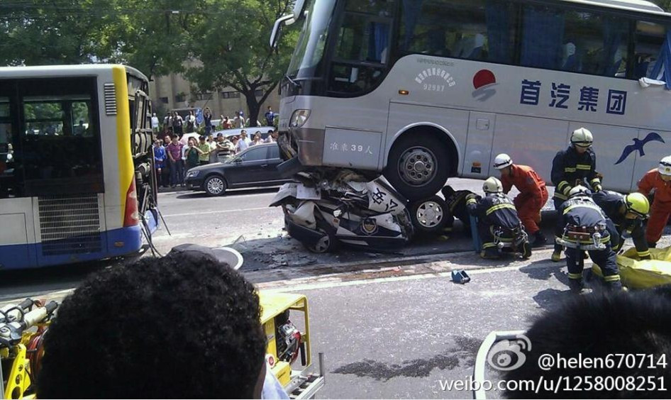 Hành khách trên chiếc xe bus 39 chỗ ngồi đã đập vỡ cửa sổ để thoát ra ngoài sau sự cố.