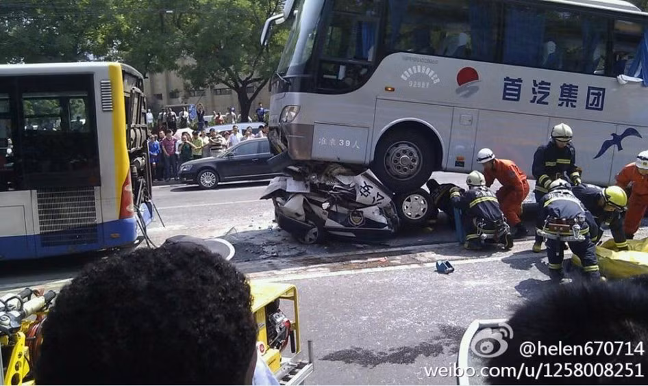 Hành khách trên chiếc xe bus 39 chỗ ngồi đã đập vỡ cửa sổ để thoát ra ngoài sau sự cố. Hành khách trên chiếc xe bus 39 chỗ ngồi đã đập vỡ cửa sổ để thoát ra ngoài sau sự cố.