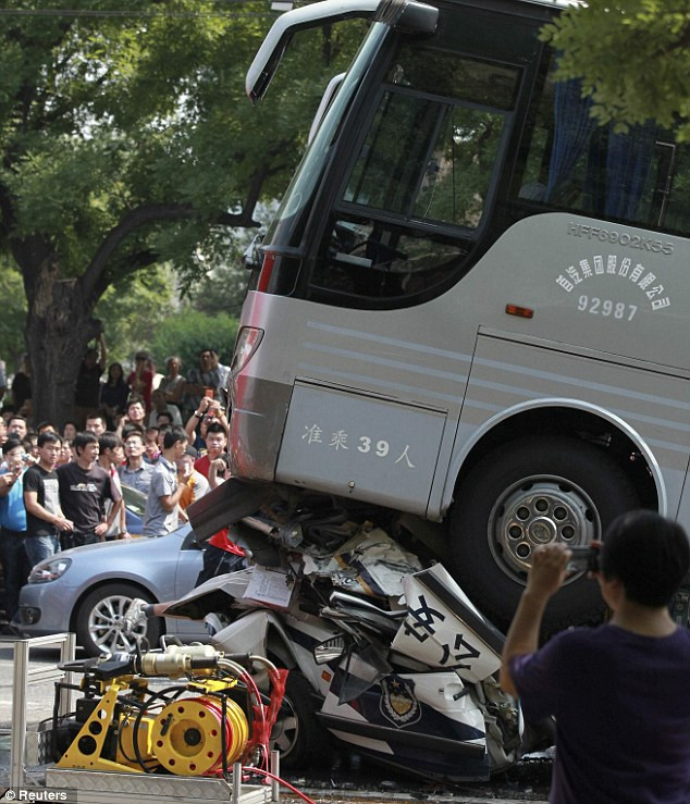 Chiếc xe bus đâm xe cảnh sát từ phía sau và chỉ dừng lại khi chiếc xe này bị nghiền như một tờ giấy bị vo tròn bên dưới gầm đầu xe của nó.