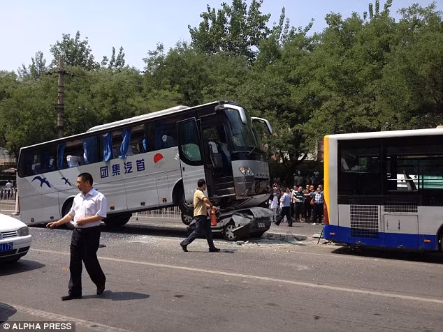 Tai nạn xảy ra trên một ngã tư thuộc đường vành đai gần trung tâm mua sắm Sanlitun ở ngoại ô thành phố vào khoảng 13h ngày 9/6. Tai nạn xảy ra trên một ngã tư thuộc đường vành đai gần trung tâm mua sắm Sanlitun ở ngoại ô thành phố vào khoảng 13h ngày 9/6.
