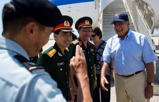 Đoàn đại biểu Việt Nam đón tiếp ông Panetta tại sân bay Cam Ranh. Đoàn đại biểu Việt Nam đón tiếp ông Panetta tại sân bay Cam Ranh.