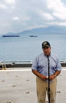 Ông Panetta phát biểu trên tàu Richard E. Byrd Ông Panetta phát biểu trên tàu Richard E. Byrd