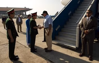 Đoàn đại biểu Việt Nam đón tiếp ông Panetta tại sân bay Cam Ranh. Đoàn đại biểu Việt Nam đón tiếp ông Panetta tại sân bay Cam Ranh.