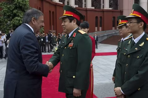 Đại tướng Phùng Quang Thanh đón Bộ trưởng Quốc phòng Mỹ Leon Panetta tại Hà Nội