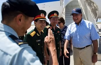 Đoàn đại biểu Việt Nam đón tiếp ông Panetta tại sân bay Cam Ranh. Đoàn đại biểu Việt Nam đón tiếp ông Panetta tại sân bay Cam Ranh.