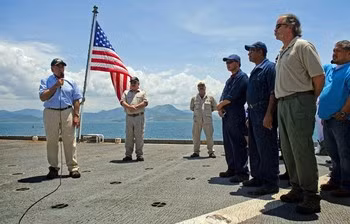 Ông Panetta phát biểu trên tàu Richard E. Byrd Ông Panetta phát biểu trên tàu Richard E. Byrd