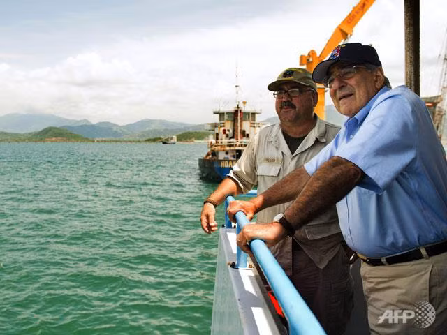 Bộ trưởng Quốc phòng Mỹ và chỉ huy tàu Richard E. Byrd - Fred Cullen Bộ trưởng Quốc phòng Mỹ và chỉ huy tàu Richard E. Byrd - Fred Cullen