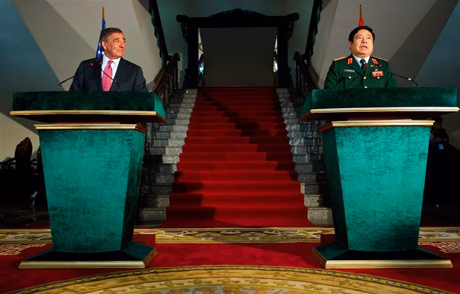 Bộ trưởng Quốc phòng Mỹ Leon Panetta (trái) và Bộ trưởng Quốc phòng Việt Nam Phùng Quang Thanh trong cuộc hội đàm tại Hà Nội ngày 4/6.