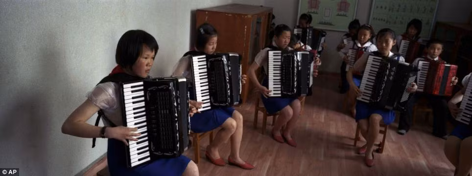 Trẻ em Triều Tiên luyện chơi đàn tại trường Cung Thiếu nhi Samjiyon ở Samjiyon. Trẻ em Triều Tiên luyện chơi đàn tại trường Cung Thiếu nhi Samjiyon ở Samjiyon.