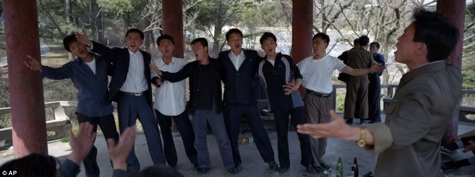 Một nhóm thanh niên uống rượu, hát hò trong một ngôi chùa trên đỉnh đồi ở Bình Nhưỡng. Một nhóm thanh niên uống rượu, hát hò trong một ngôi chùa trên đỉnh đồi ở Bình Nhưỡng.
