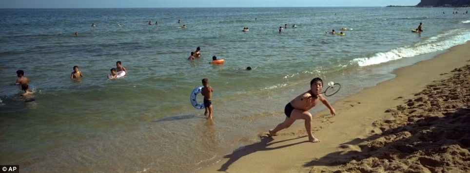 Một gia đình chơi cầu lông tại bãi biển Majon Beach gần Hamhung. Một gia đình chơi cầu lông tại bãi biển Majon Beach gần Hamhung.