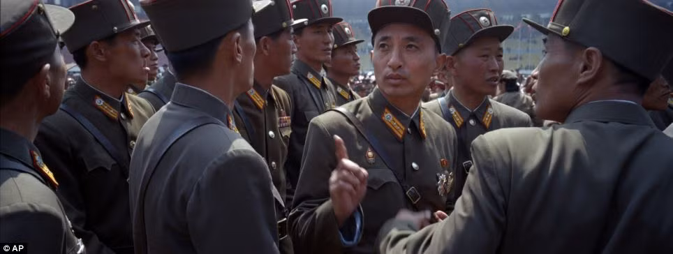 Các quân nhân Triều Tiên trò chuyện khi xếp hàng trong một cuộc họp đại chúng do Ủy ban Trung ương đảng Lao động tổ chức. Các quân nhân Triều Tiên trò chuyện khi xếp hàng trong một cuộc họp đại chúng do Ủy ban Trung ương đảng Lao động tổ chức.
