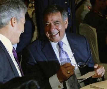 Ông Panetta (trái) và Bộ trưởng Quốc phòng Australia Stephen Smith trong ngày khai mạc Đối thoại Shangri-la