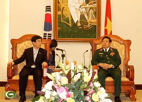 Bộ trưởng Phùng Quang Thanh tiếp Ngài Lee Young Geol, Thứ trưởng Bộ Quốc phòng Hàn Quốc. Ảnh Vũ Hùng