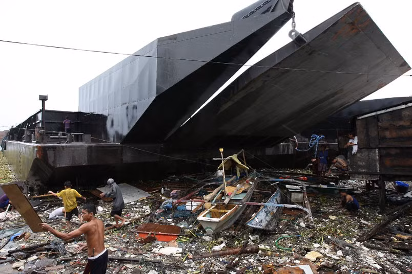 Chiếc thuyền bị sóng lớn làm hỏng và xô vào bờ biển ở Manila.