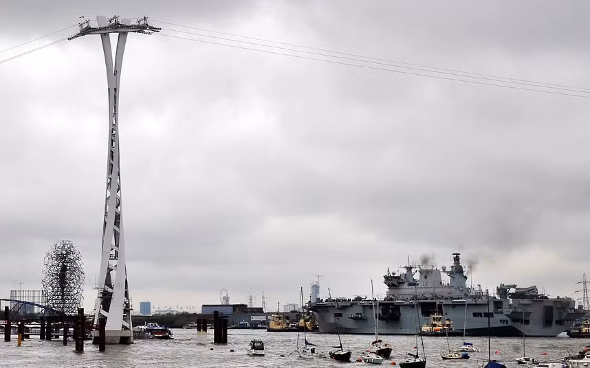 Tàu HMS Ocean neo trên sông Thames
