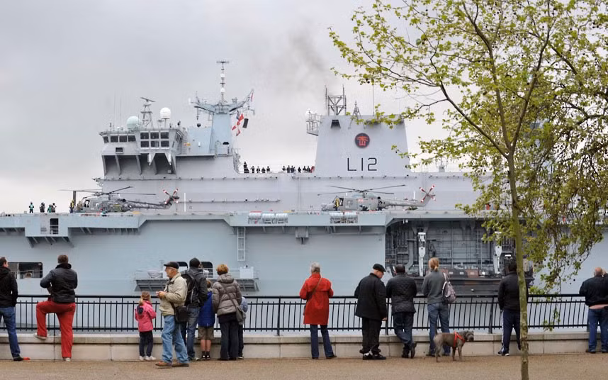 Người dân London có thể chiêm ngưỡng tuần dương hạm HMS Ocean từ trên bờ