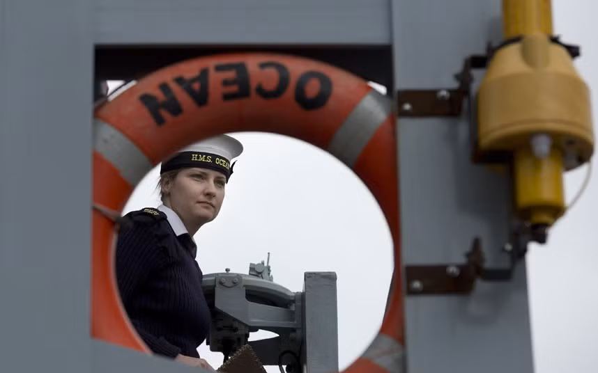 Một nữ thủy thủ tàu HMS Ocean