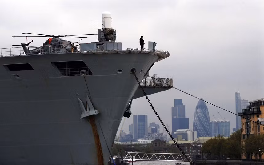 HMS Ocean neo tại Greenwich