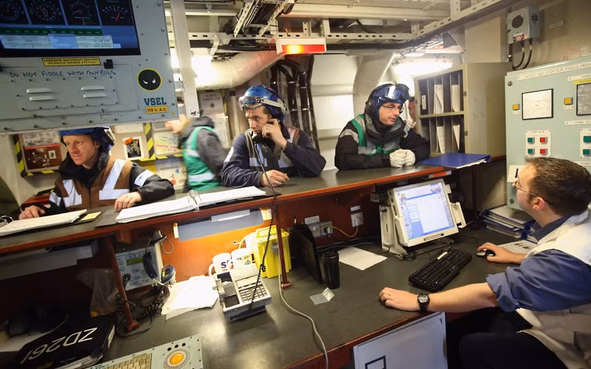 Nhân viên quân sự làm nhiệm vụ trên tàu HMS Ocean