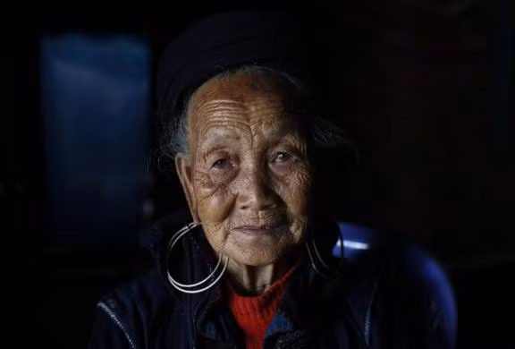 Du - cụ bà người H'mong 80 tuổi ngồi bên trong ngôi nhà gần thị trấn Sapa ngày 25/5/2011