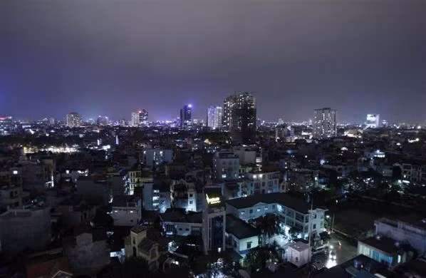 Người hâm mộ bóng đá Việt Nam tập trung trên phố vẫy cờ Tổ quốc ăn mừng chiến thắng trước đội Singapore trong trận đấu vòng loại tại ASEAN Football Federation Cup 2010 tại Hà Nội ngày 8/12/2010