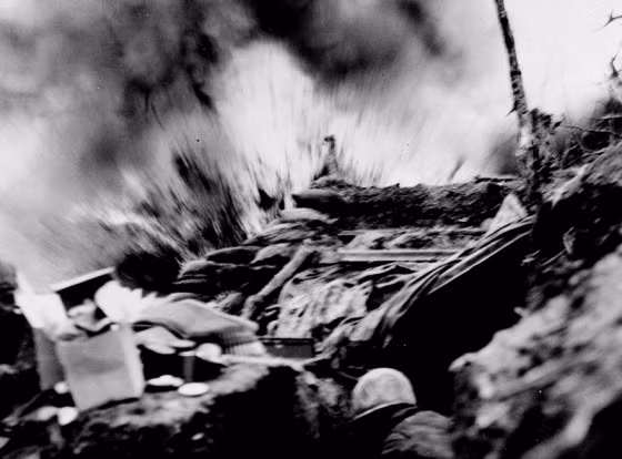 Một binh sĩ ẩn mình trong rãnh tháng 4/1952