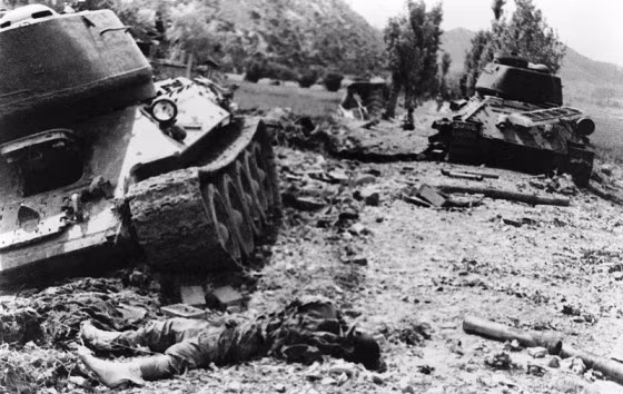 Thi thể một người lính Triều Tiên nằm gần chiếc xe tăng Liên Xô bị phá hủy sau một chiến khốc liệt ven sông Nakdong ngày 13/8/1950. Thi thể một người lính Triều Tiên nằm gần chiếc xe tăng Liên Xô bị phá hủy sau một chiến khốc liệt ven sông Nakdong ngày 13/8/1950.