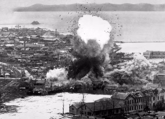 B-26 Invader ném bom một kho dự trữ chính của quân đội Triều Tiên tại Wonsan.