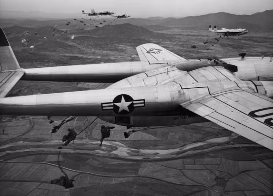 C-119 của Mỹ tiến hành không kích sau khi tiến sâu vào lãnh thổ của Triều Tiên tháng 10/1950. C-119 của Mỹ tiến hành không kích sau khi tiến sâu vào lãnh thổ của Triều Tiên tháng 10/1950.