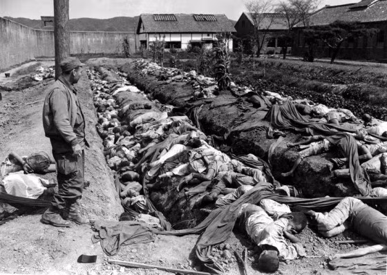 Thi thể của khoảng 400 tù nhân bị sát hại tại nhà tù Dajeon tháng 9/1950. Thi thể của khoảng 400 tù nhân bị sát hại tại nhà tù Dajeon tháng 9/1950.