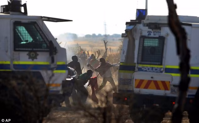 Cuộc đụng độ bạo lực giữa cảnh sát và người biểu tình bên ngoài mỏ bạch kim Marikana đã khiến cổ phiếu của Lonmin tiếp tục giảm thêm 6% trong ngày hôm qua. Kể từ khi cuộc biểu tình nổ ra cho đến nay, cổ phiếu của Lonmin đã giảm 13%.