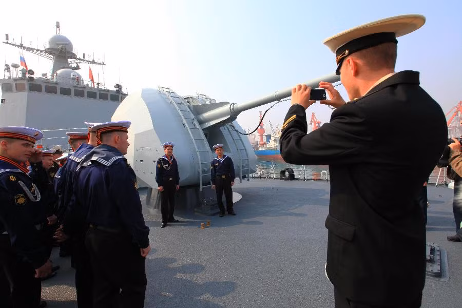 Binh lính Nga từ chiến hạm Varyag thăm tàu khu trục tên lửa Thẩm Dương của Hải quân Trung Quốc tại căn cứ của Hạm đội Biển Bắc ở Thanh Đảo, tỉnh Sơn Đông, Trung Quốc. Binh lính Nga từ chiến hạm Varyag thăm tàu khu trục tên lửa Thẩm Dương của Hải quân Trung Quốc tại căn cứ của Hạm đội Biển Bắc ở Thanh Đảo, tỉnh Sơn Đông, Trung Quốc.