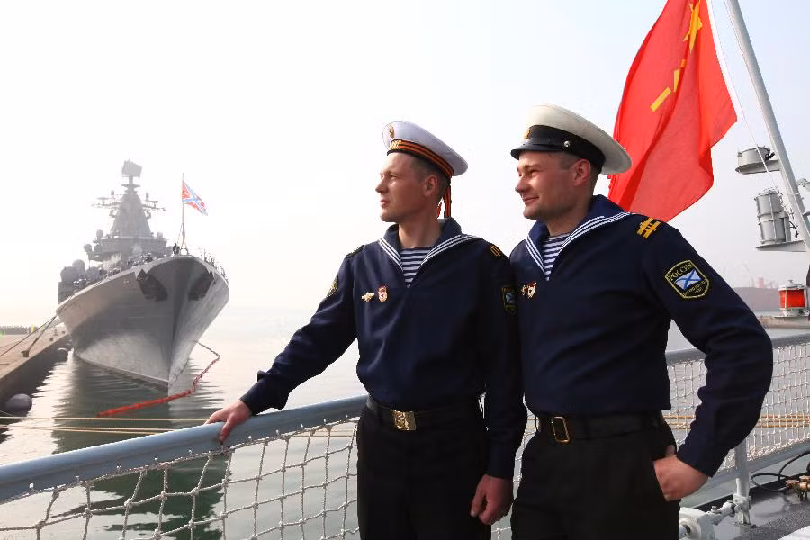 Binh lính Nga từ chiến hạm Varyag thăm tàu khu trục tên lửa Thẩm Dương của Hải quân Trung Quốc tại căn cứ của Hạm đội Biển Bắc ở Thanh Đảo, tỉnh Sơn Đông, Trung Quốc. Binh lính Nga từ chiến hạm Varyag thăm tàu khu trục tên lửa Thẩm Dương của Hải quân Trung Quốc tại căn cứ của Hạm đội Biển Bắc ở Thanh Đảo, tỉnh Sơn Đông, Trung Quốc.