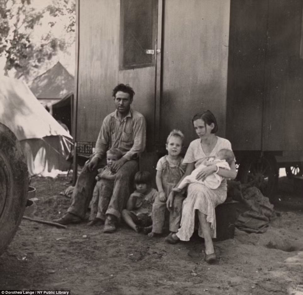 Gia đình của một công nhân hái hoa quả tại một trại di cư ở Marysville năm 1935. Gia đình của một công nhân hái hoa quả tại một trại di cư ở Marysville năm 1935.